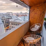 Bumblebee Apartment With Cozy Balcony Near Victoriei Avenue