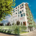 Roots One - Lakeview Escape With Balcony & Parking