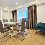 Ultra Central Luxury 3Br 2Bath Apt & Amazing Views