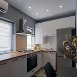 Chic Black & White 2Br Retreat On Dambovitei