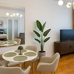 Emerald Escape - Near Cismigiu Park