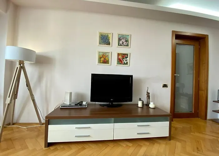 Cosy & Central Apartment In A Friendly Area