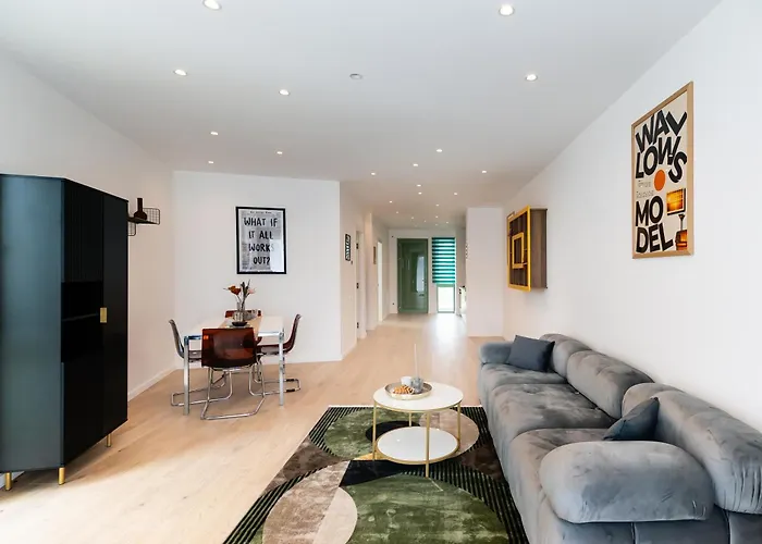 Roots One - Lakeview Escape With Balcony & Parking