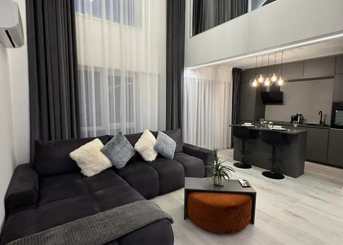 Executive Duplex With Balcony, Skyline Views & Free Parking
