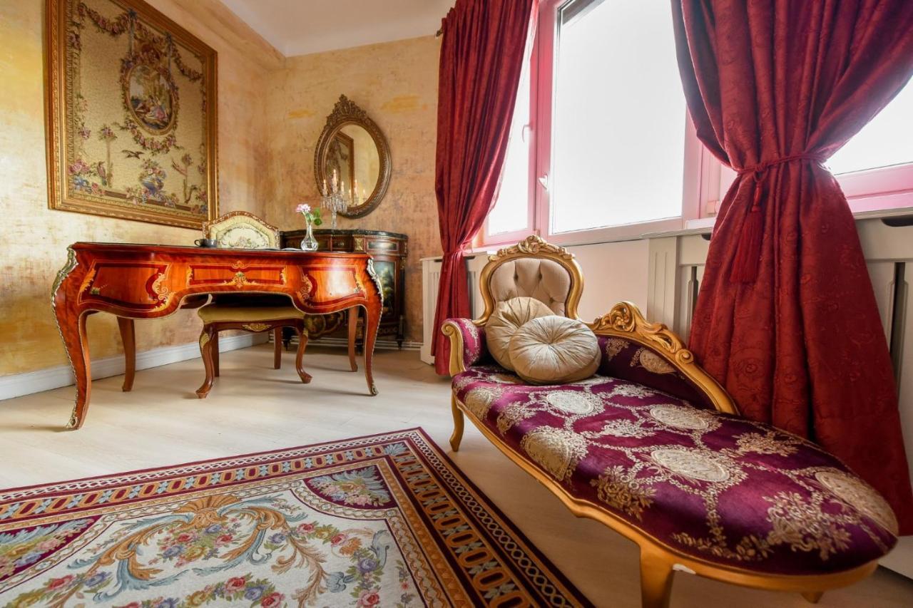 Rooftop View In - Baroque Apt. *
