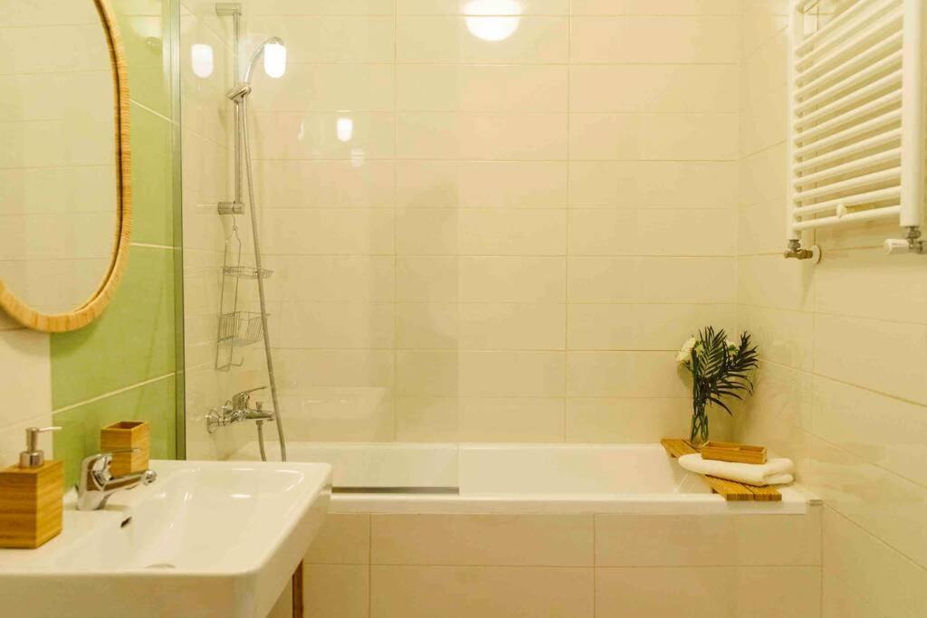 Vivando - Beautiful B + Parking Apartment Bucharest