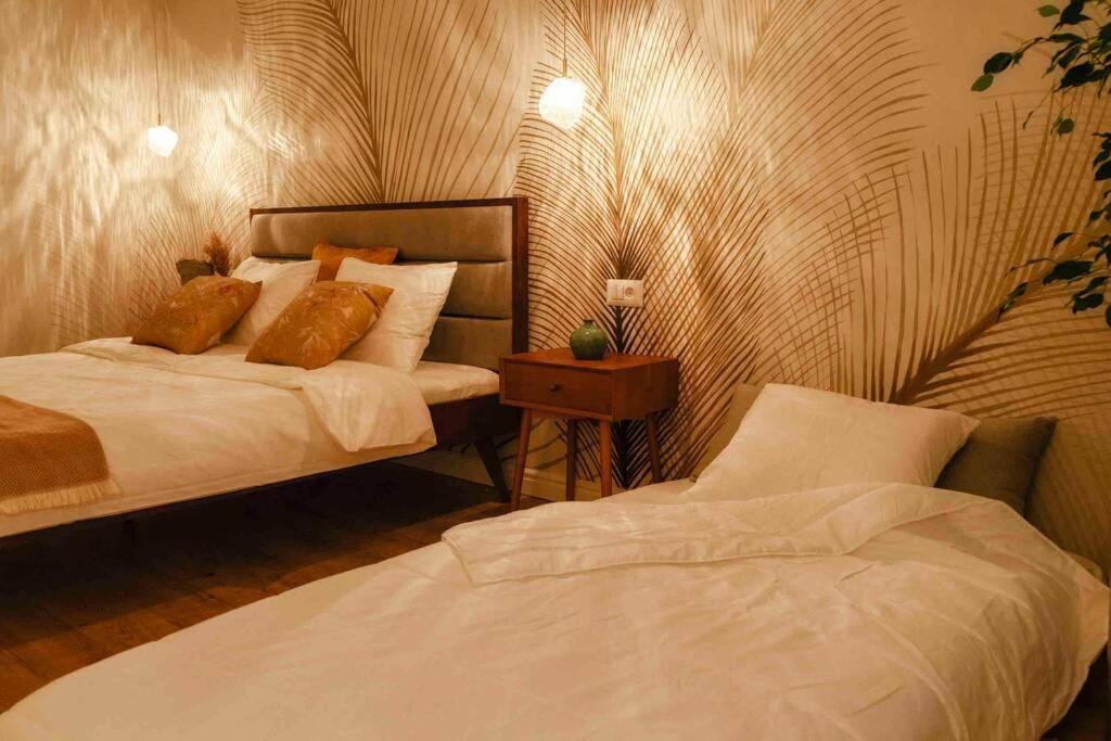 Bright - Location - Old Town + Netflix * Bucureşti