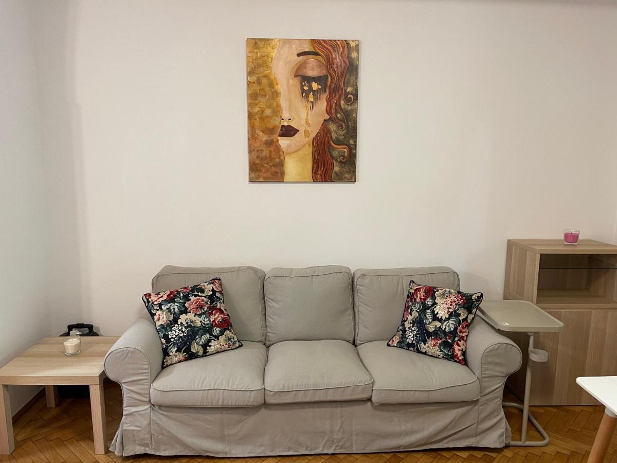 Klimt's Korner L Modern, Central, Lovely