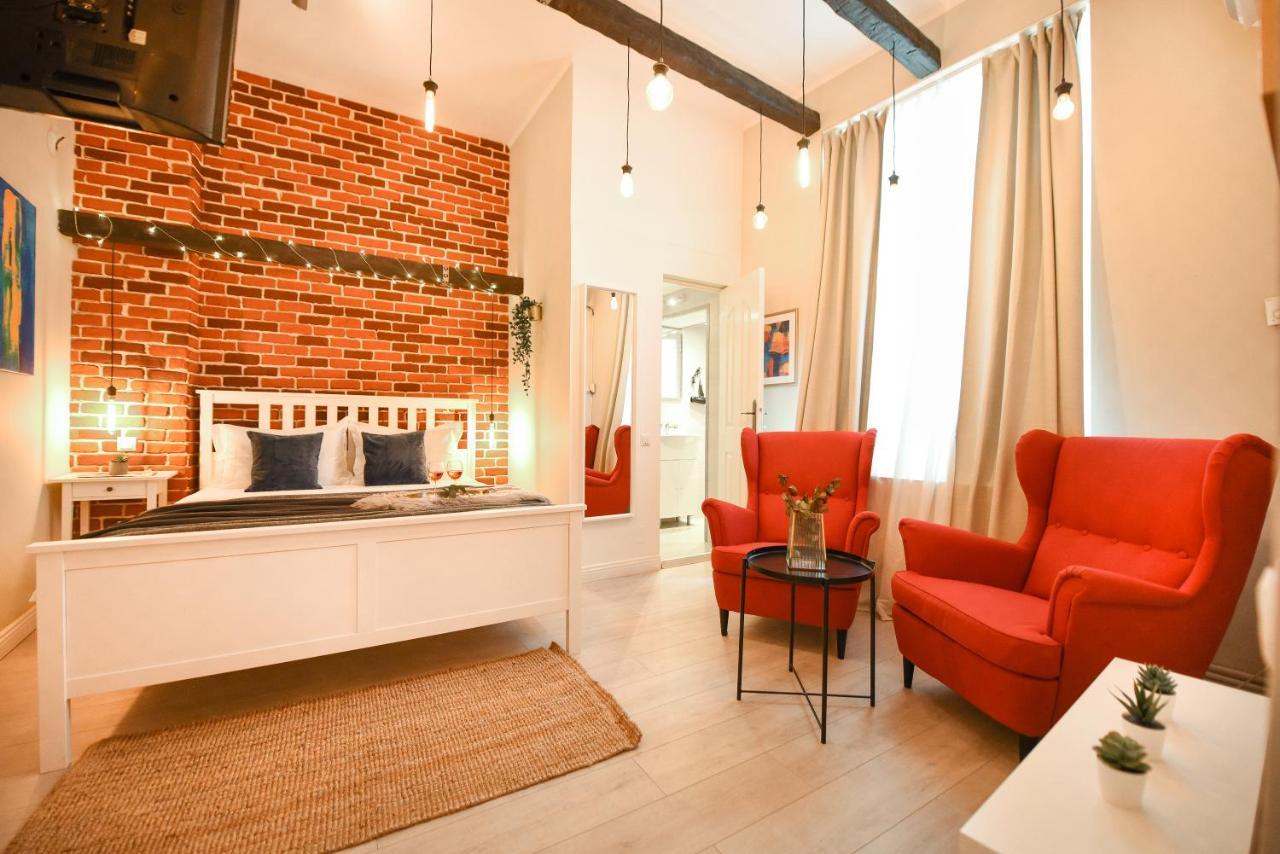 Gingerbread. Central Studio Near Sanador Hospital Apartment