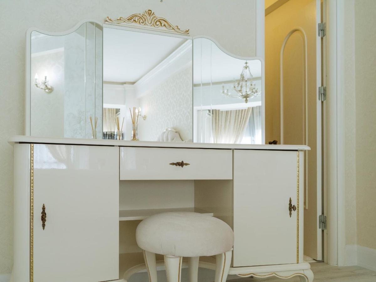 Victorian Era Glamorous - Center Apartment