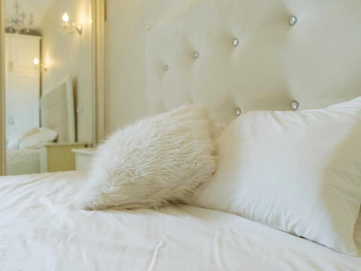 Victorian Era Glamorous - Center