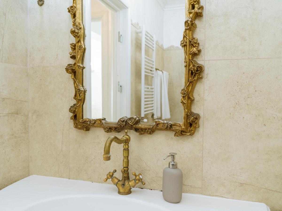 Victorian Era Glamorous - Center *