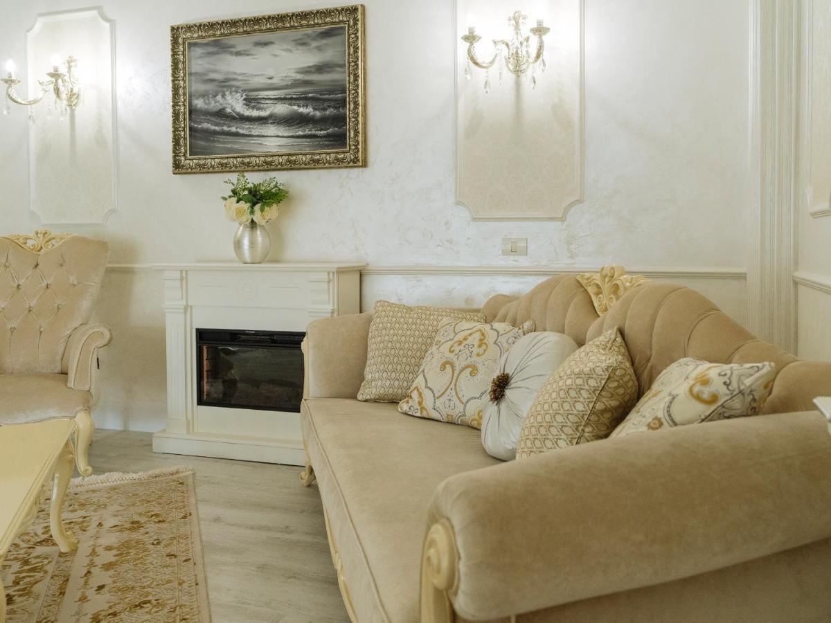 Victorian Era Glamorous - Center Apartment *