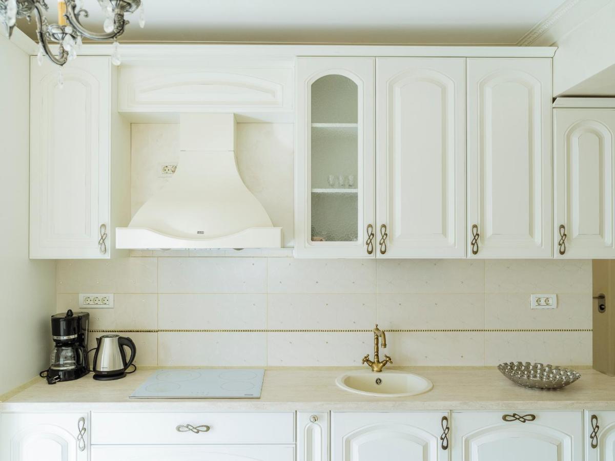 Victorian Era Glamorous - Center *