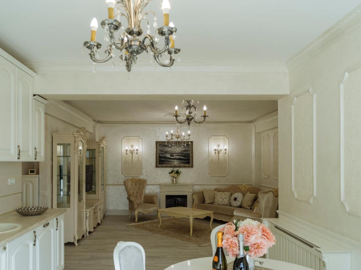 Victorian Era Glamorous - Center