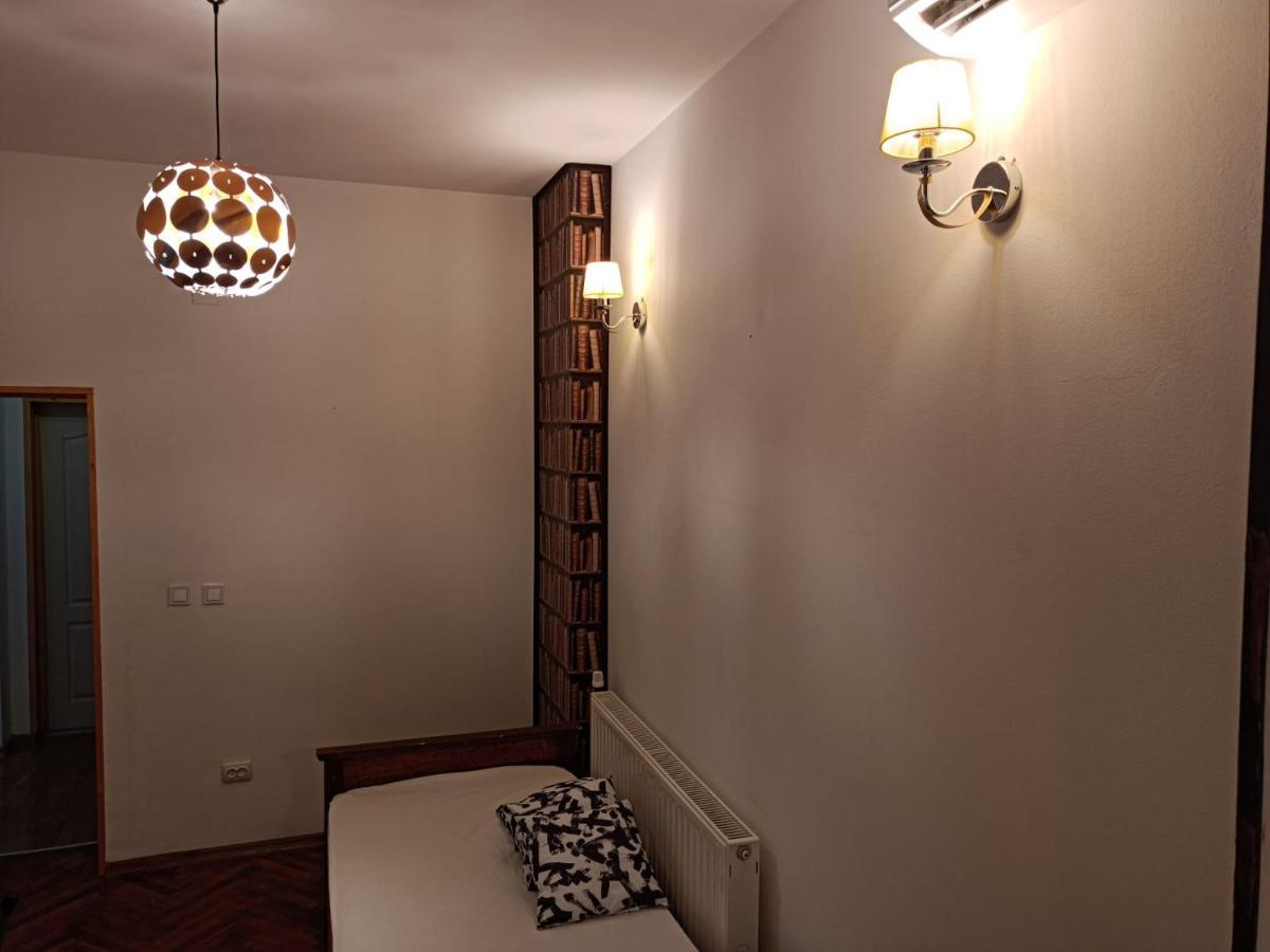 Discreet And Quiet In Of Piata Romana Bucharest