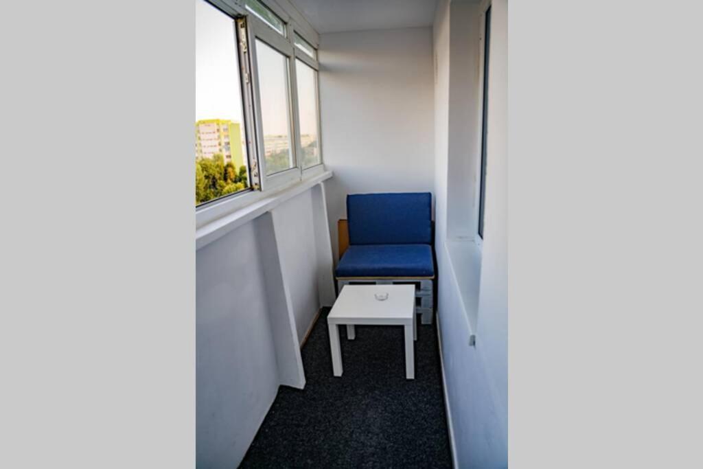 Modern 1 Bedroom In Center! *