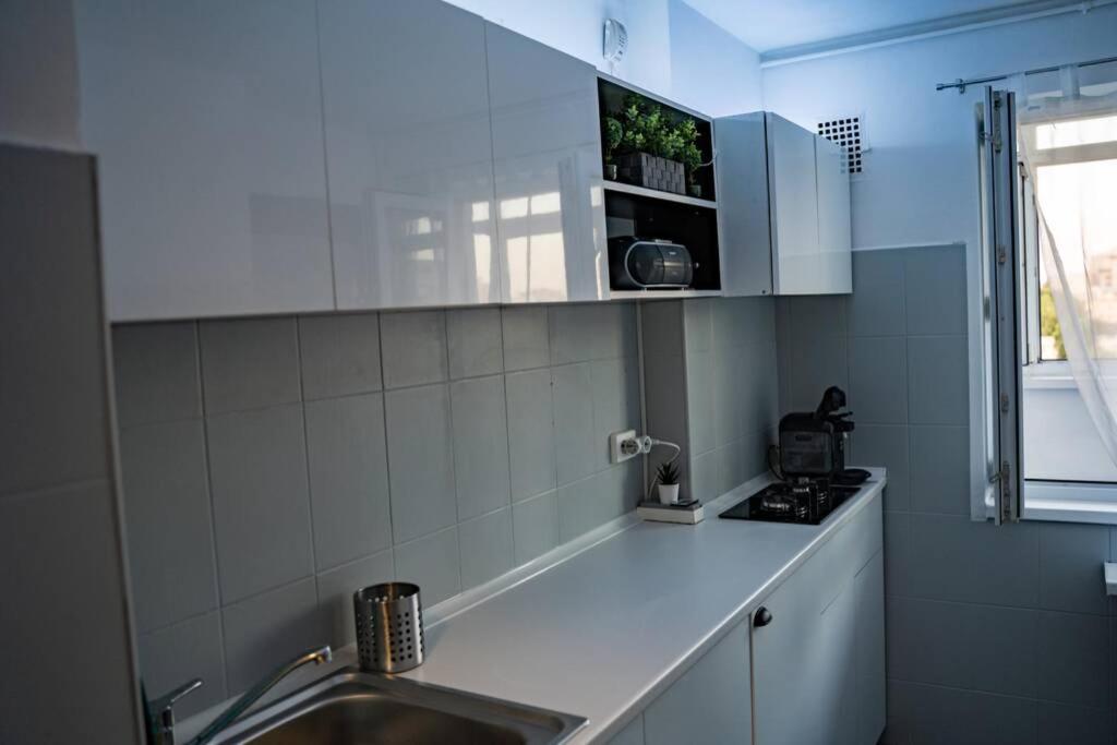 Apartment Modern 1 Bedroom In Center!
