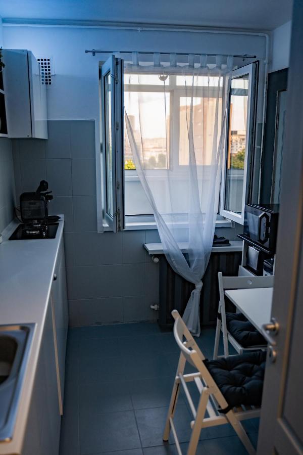 Modern 1 Bedroom In Center!