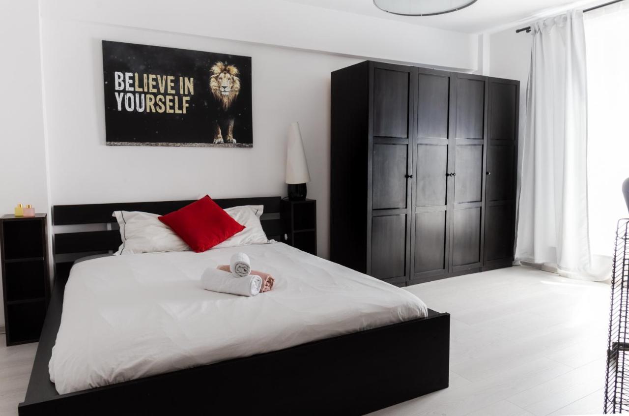 3 Rooms, Center, Balcony View, Sunset Boulevard