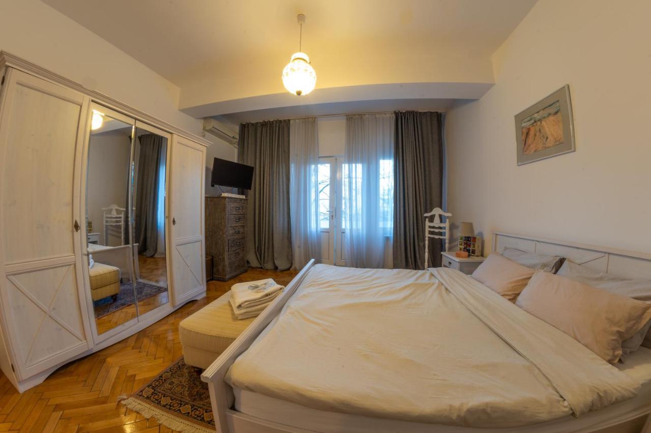 Rare Vintage 1br Apt W Balcony & Self Check In Apartment