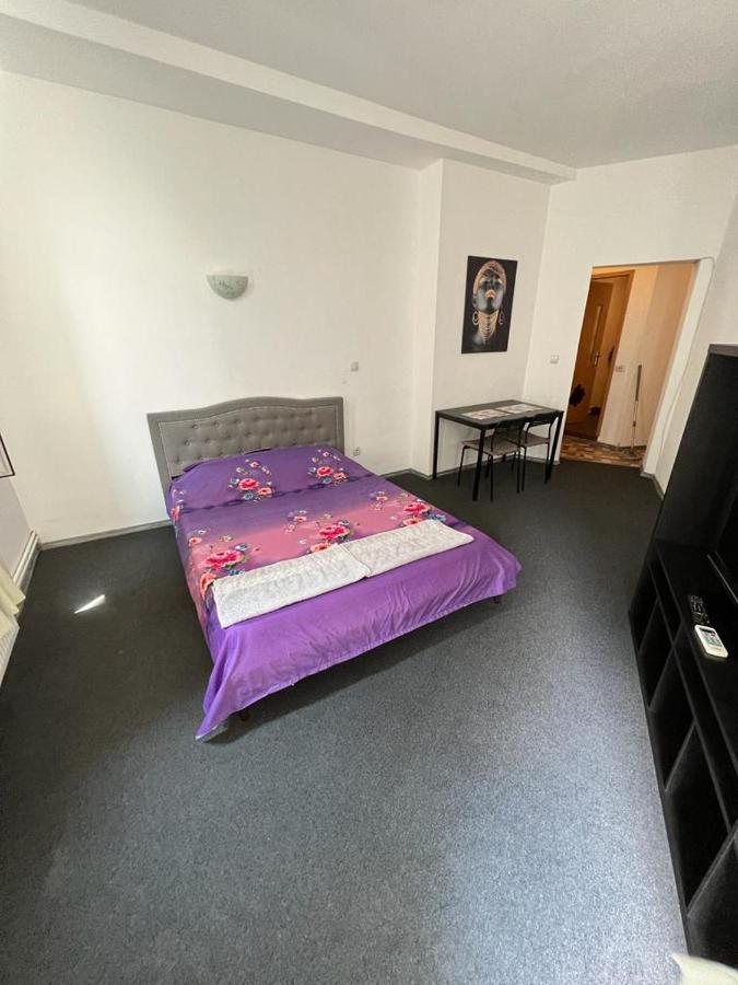 Economic Low Buget Downtown Studio Tiny On Street Piata Amzei Apartament Bucureşti