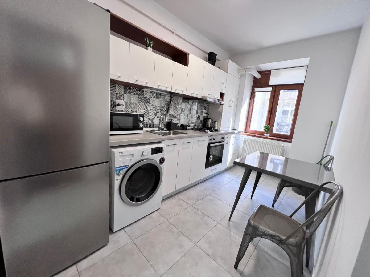 Historical 1r Near Square Apartament