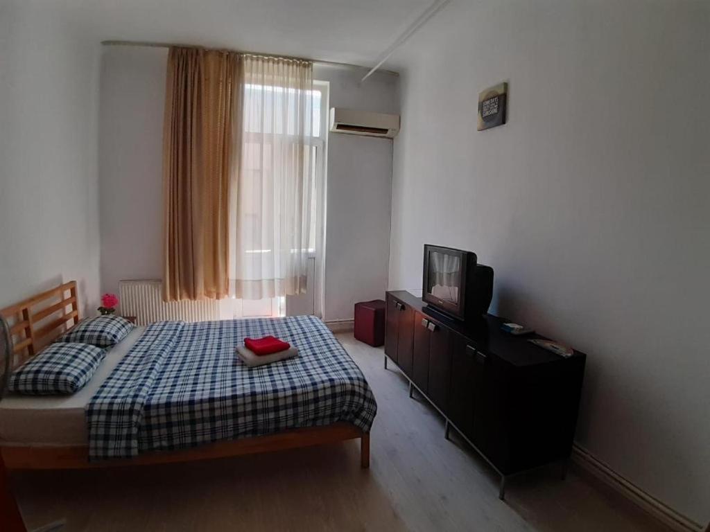 Economic Low Buget Downtown Studio Tiny On Street Piata Amzei Apartament Bucureşti
