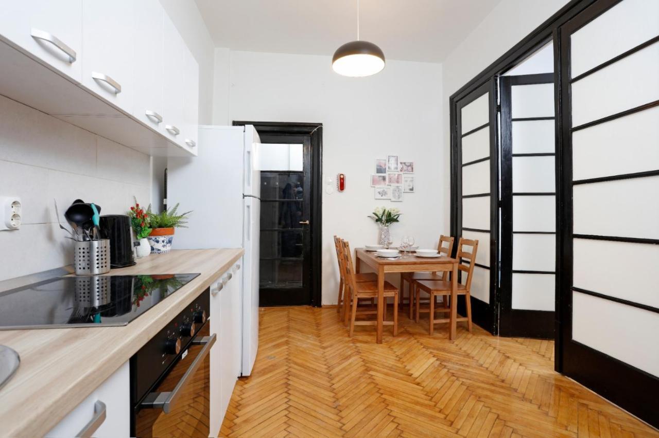 Apartament Lovely With 2 Bedrooms Bucureşti
