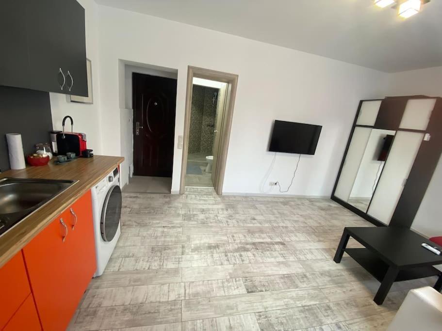 Apartament Cozy Studio 10 Min Away From Th Center Of The