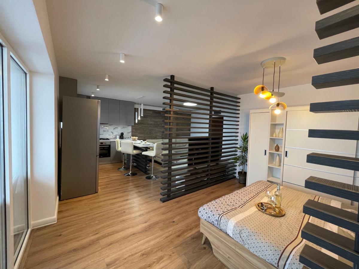 Apartment Malachite Urban Gem - Skyline Terrace Oasis *