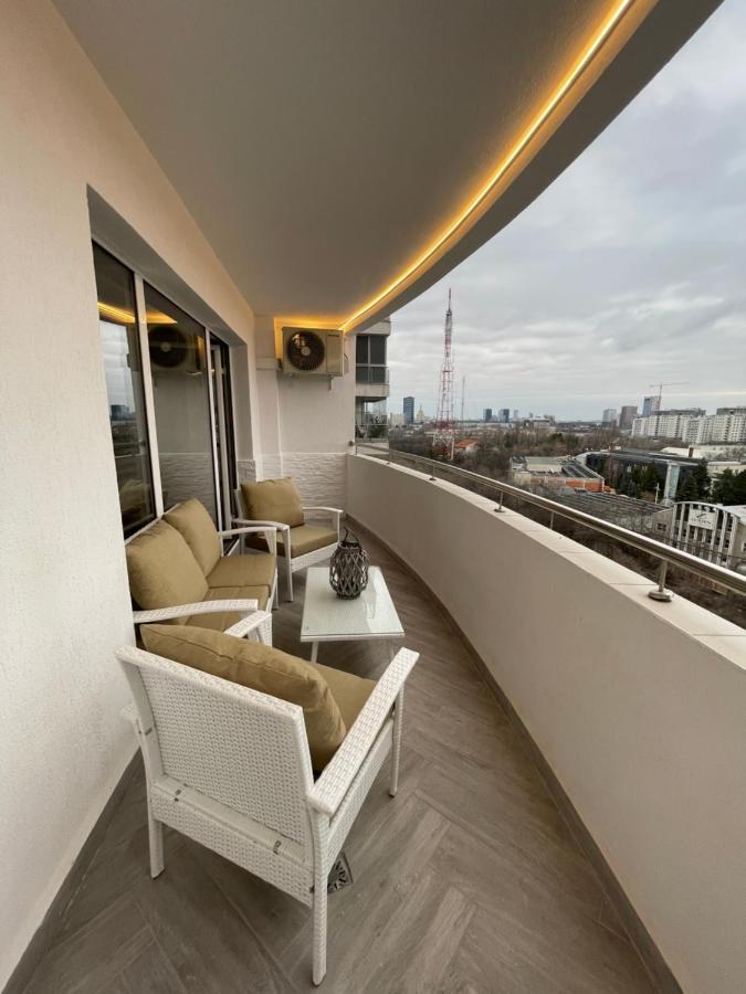 Apartment Malachite Urban Gem - Skyline Terrace Oasis *