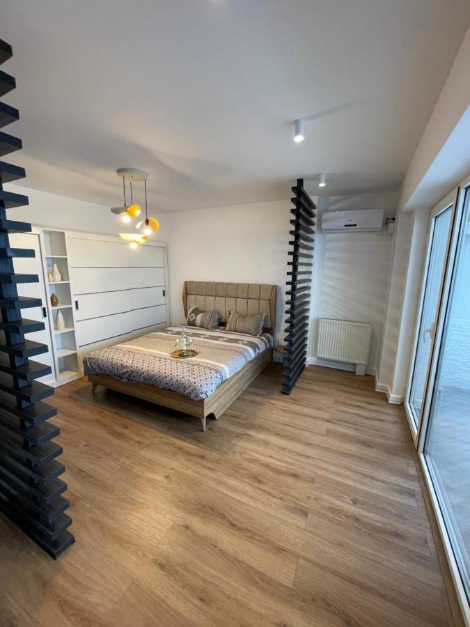 Apartment Malachite Urban Gem - Skyline Terrace Oasis *