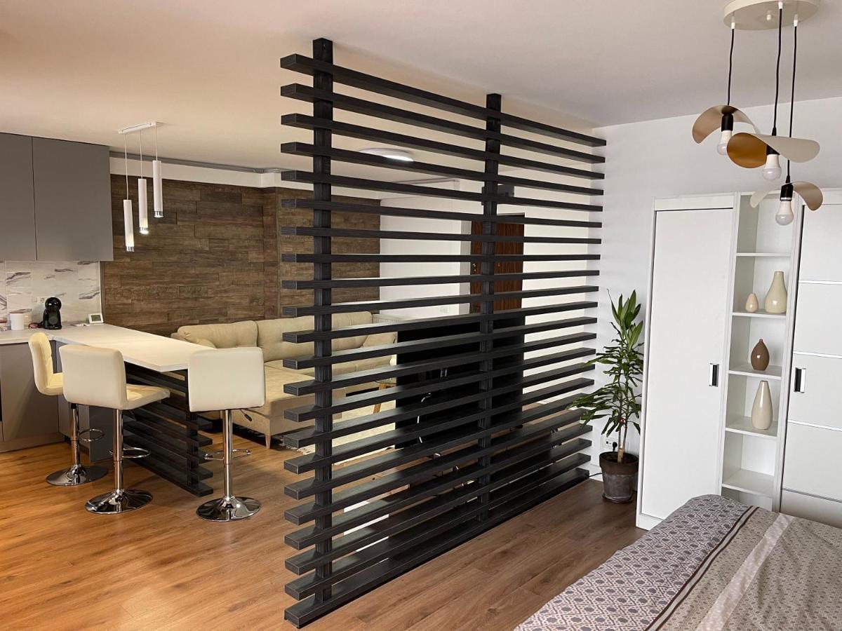 Apartment Malachite Urban Gem - Skyline Terrace Oasis