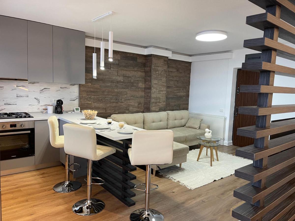 Apartment Malachite Urban Gem - Skyline Terrace Oasis