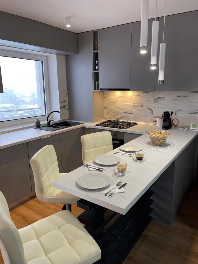 Apartment Malachite Urban Gem - Skyline Terrace Oasis *