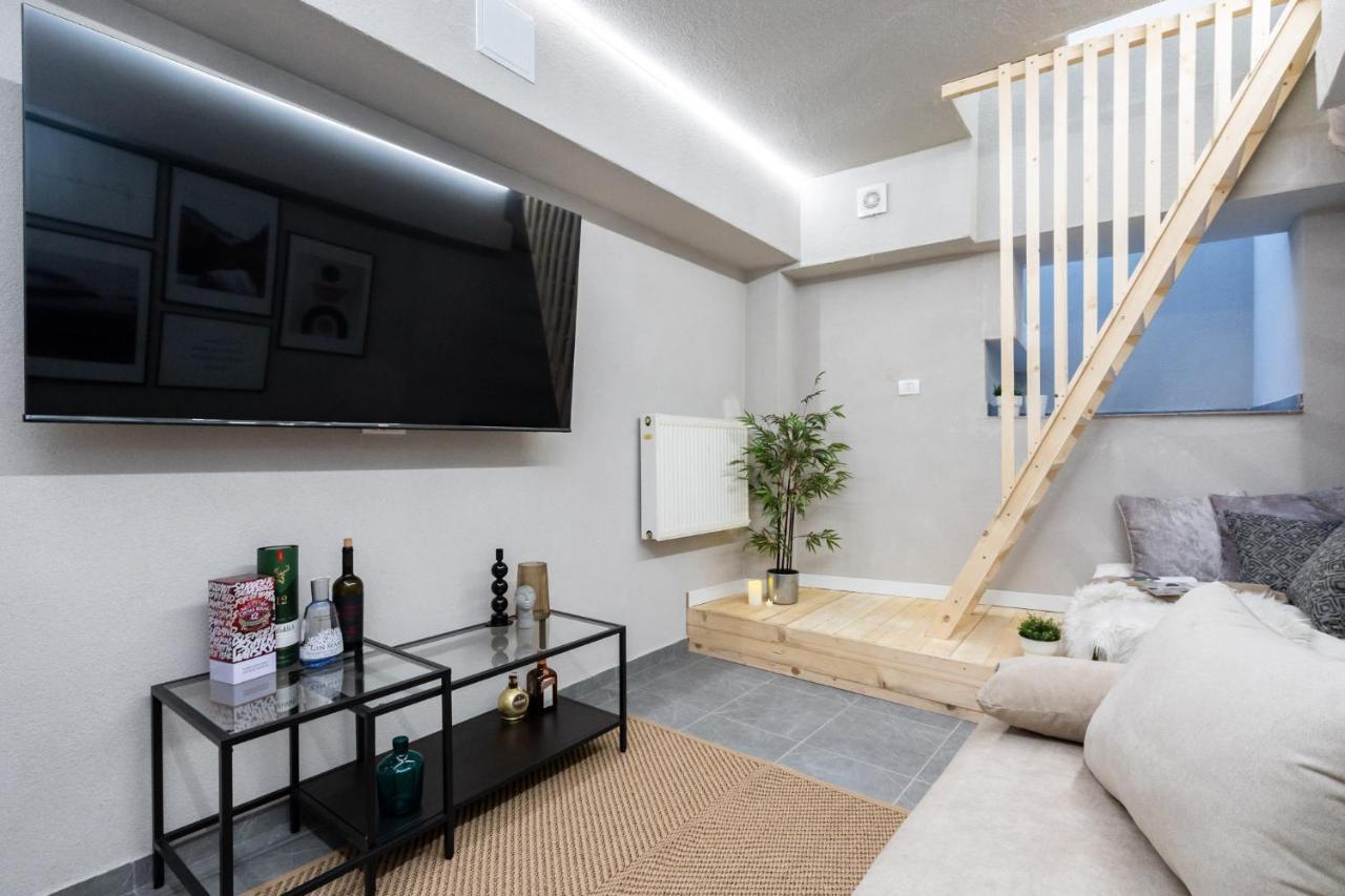 Four Bedroom Apartment, Old Town Bucureşti