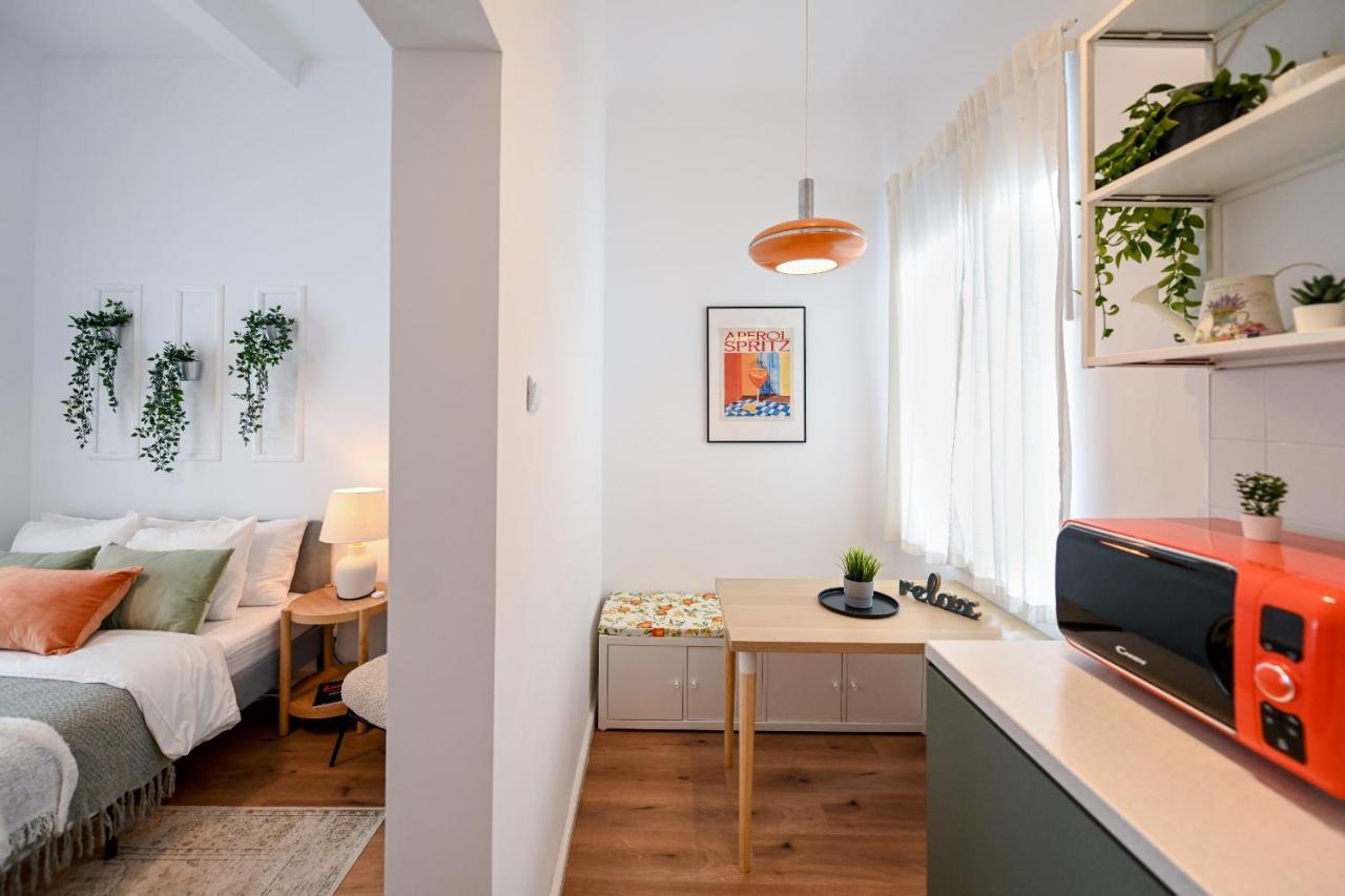Apartment Dream In The Old Town: Bright & Comfy Studio Bucharest