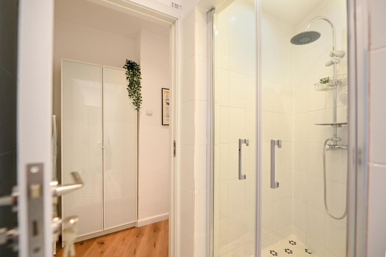 Apartment Dream In The Old Town: Bright & Comfy Studio Bucharest