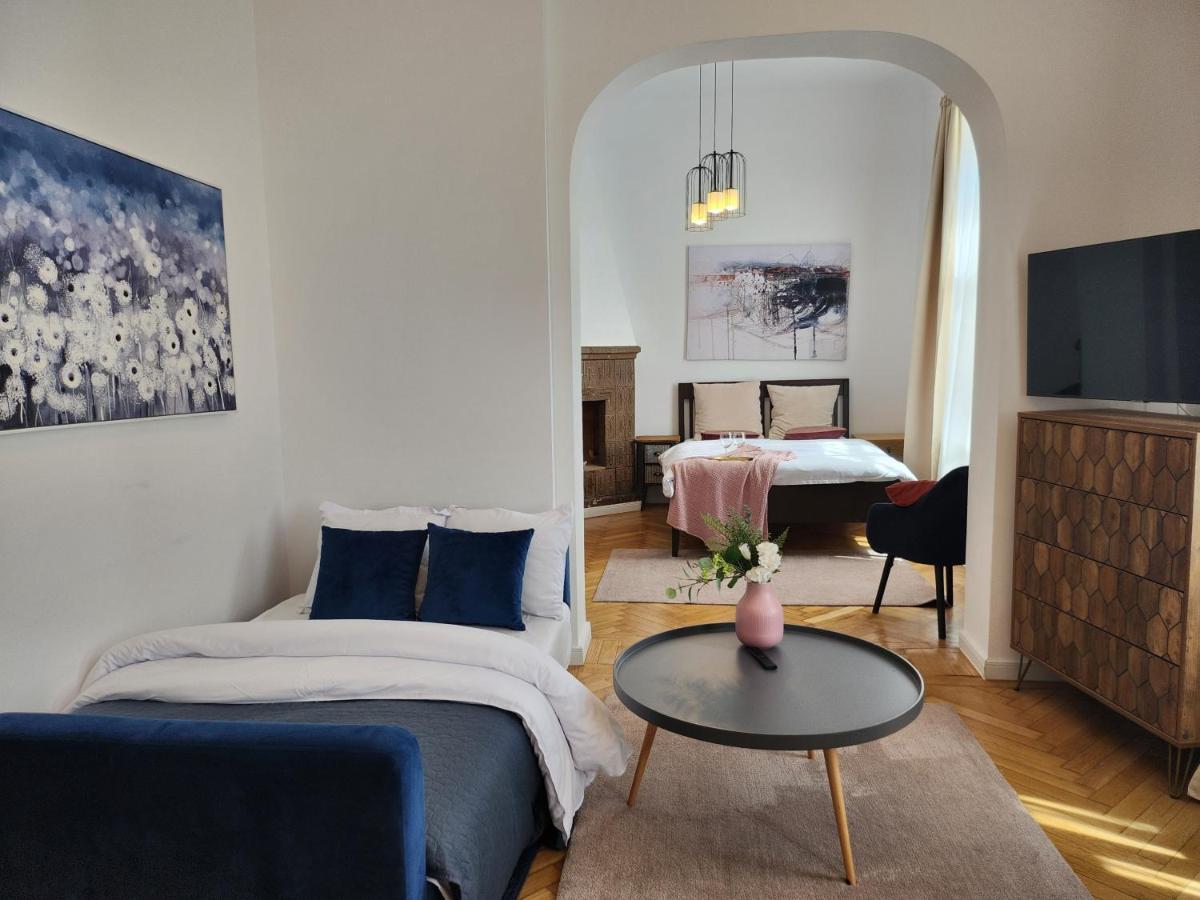 2br Blue Cloud In The Centre *