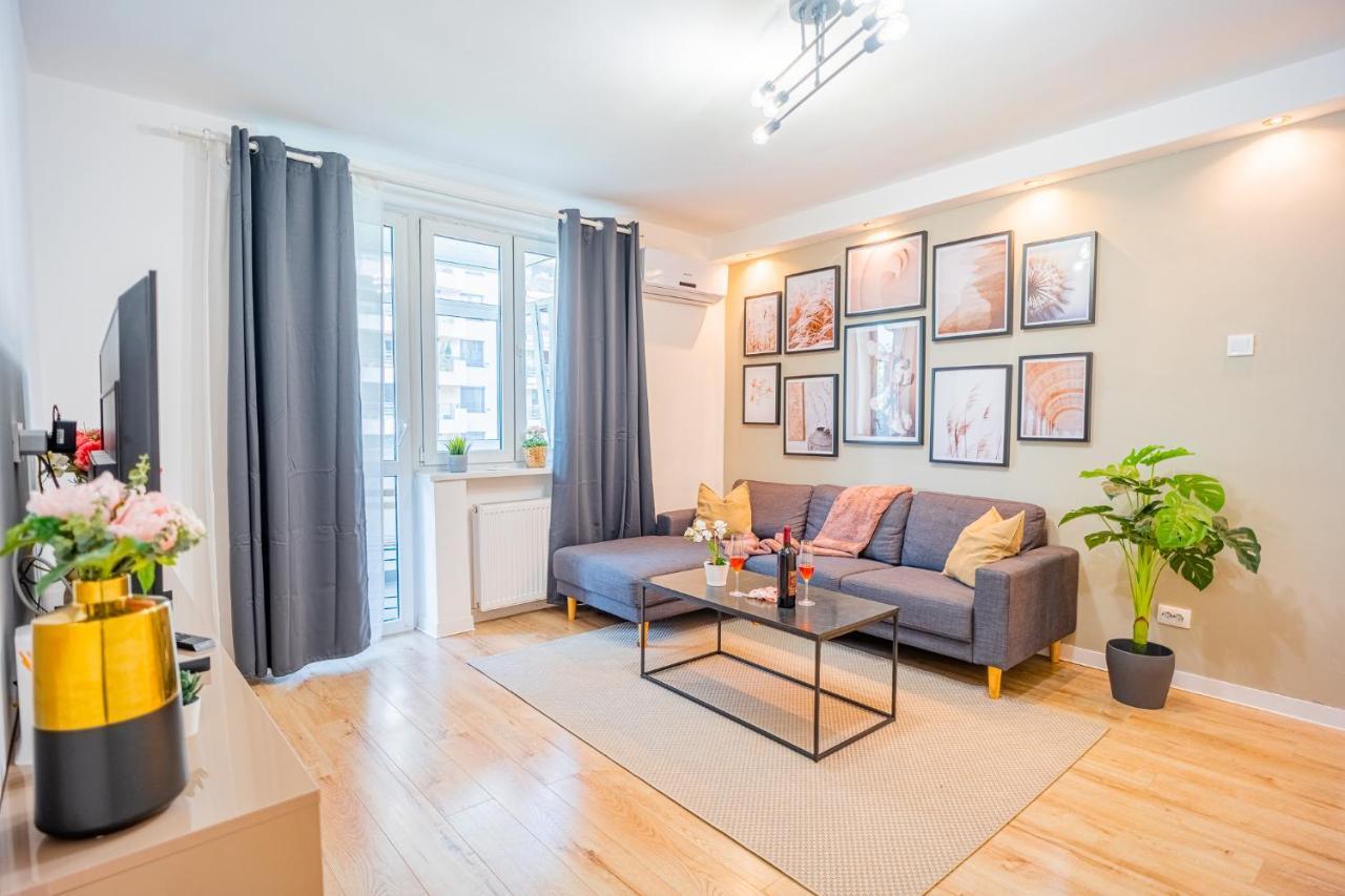 Spacious Newly Renovated 2br With Balcony Bucharest