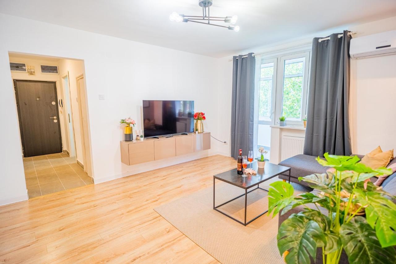 Spacious Newly Renovated 2br With Balcony *