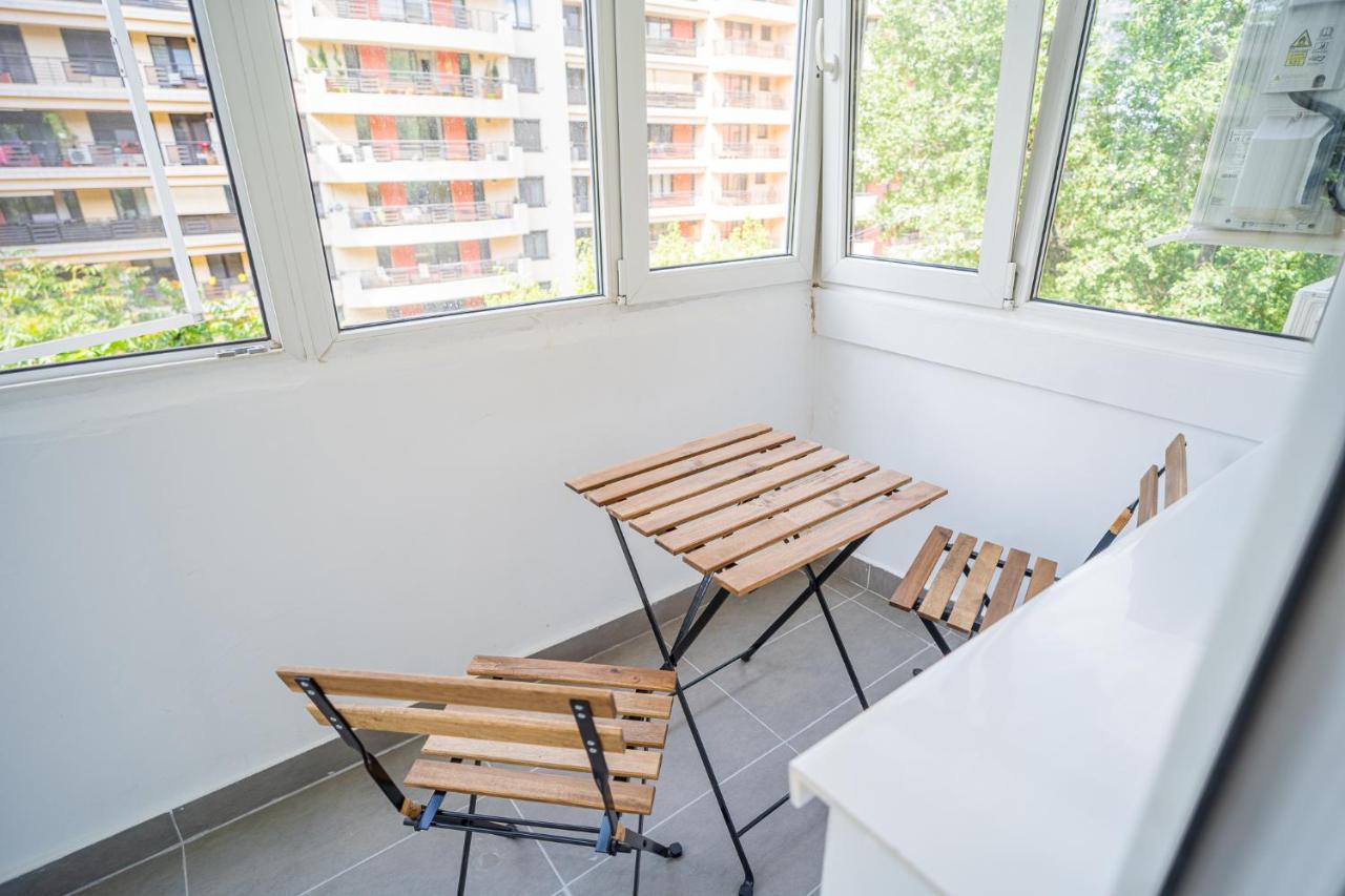 Apartment Spacious Newly Renovated 2br With Balcony *