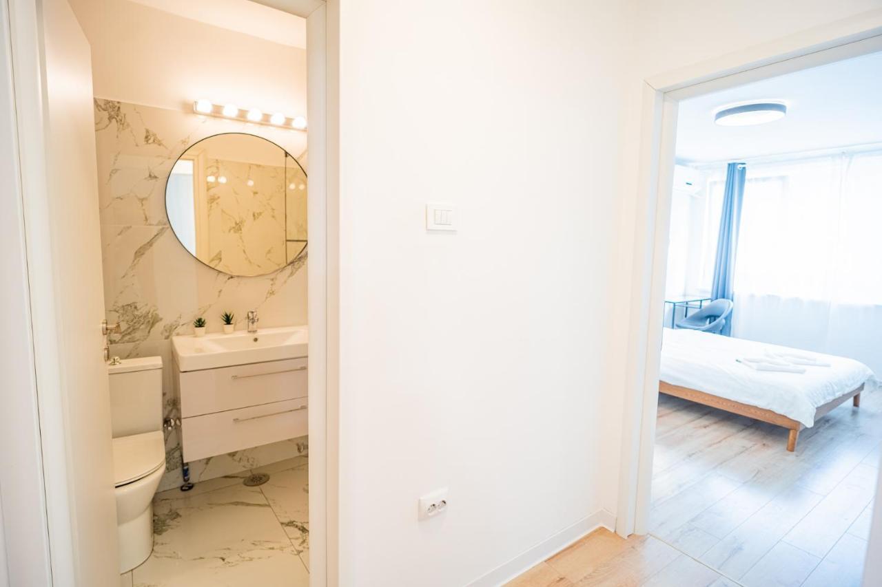 Spacious Newly Renovated 2br With Balcony Bucharest