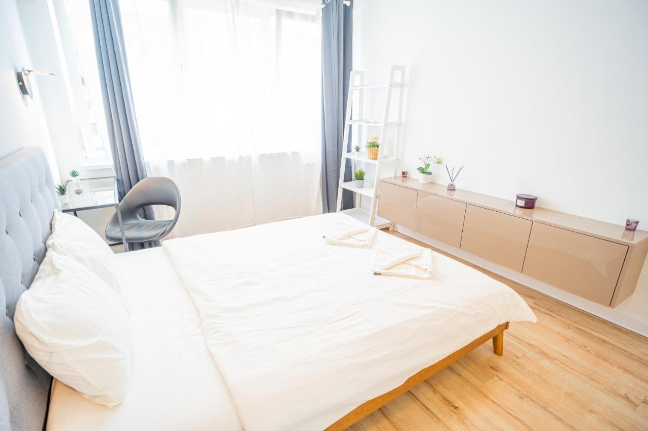 Apartment Spacious Newly Renovated 2br With Balcony Bucharest