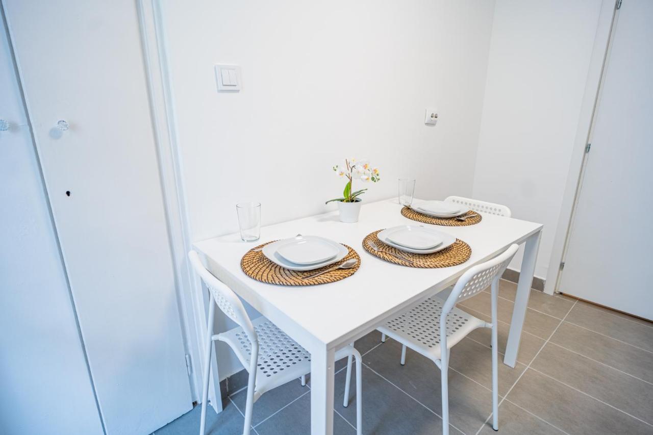 Apartment Spacious Newly Renovated 2br With Balcony *