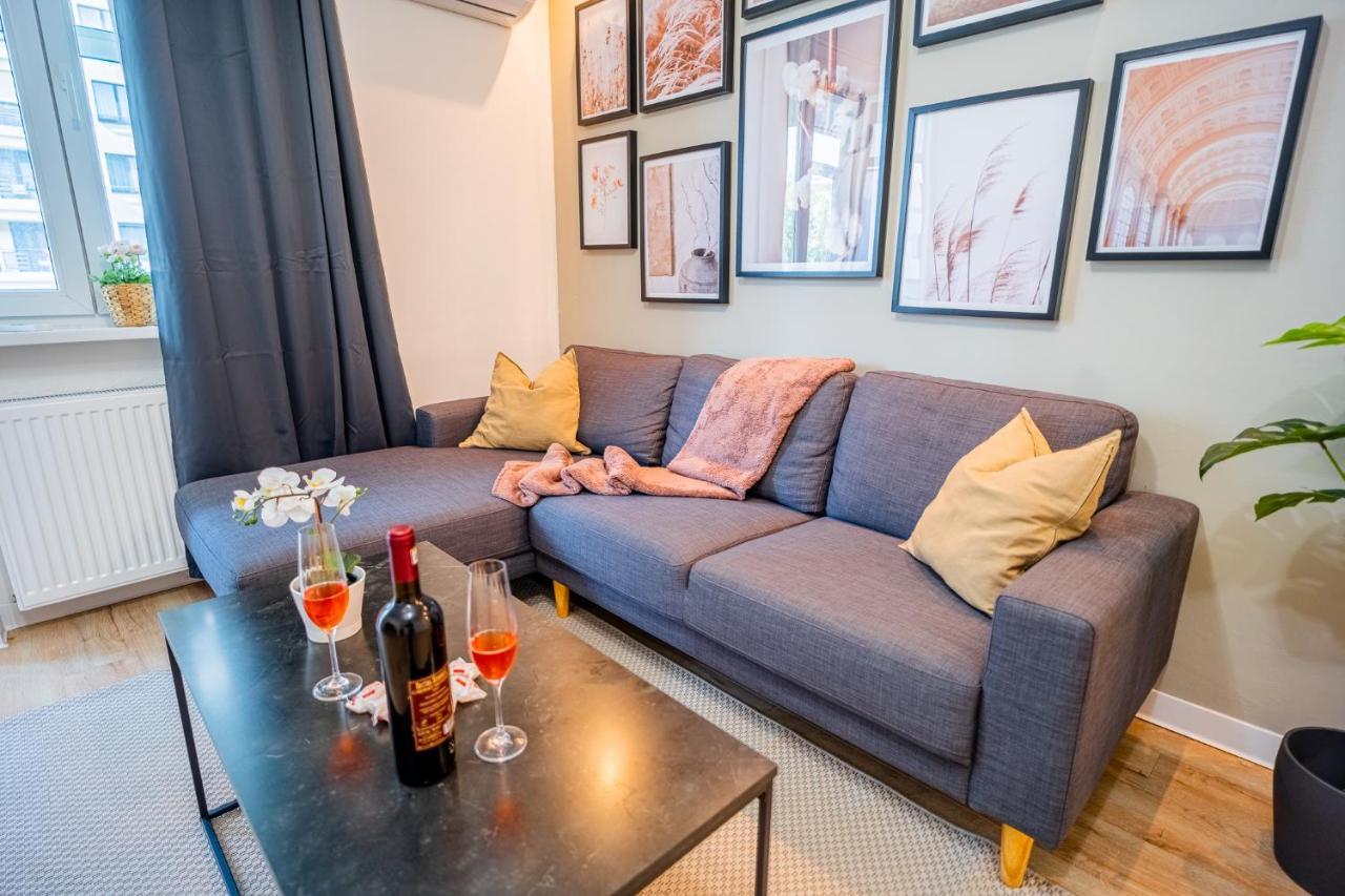 Spacious Newly Renovated 2br With Balcony Bucharest