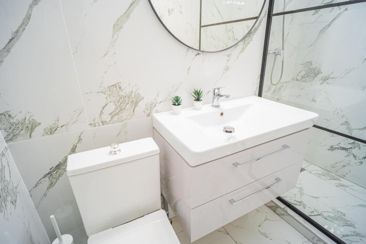 Spacious Newly Renovated 2br With Balcony * Bucharest