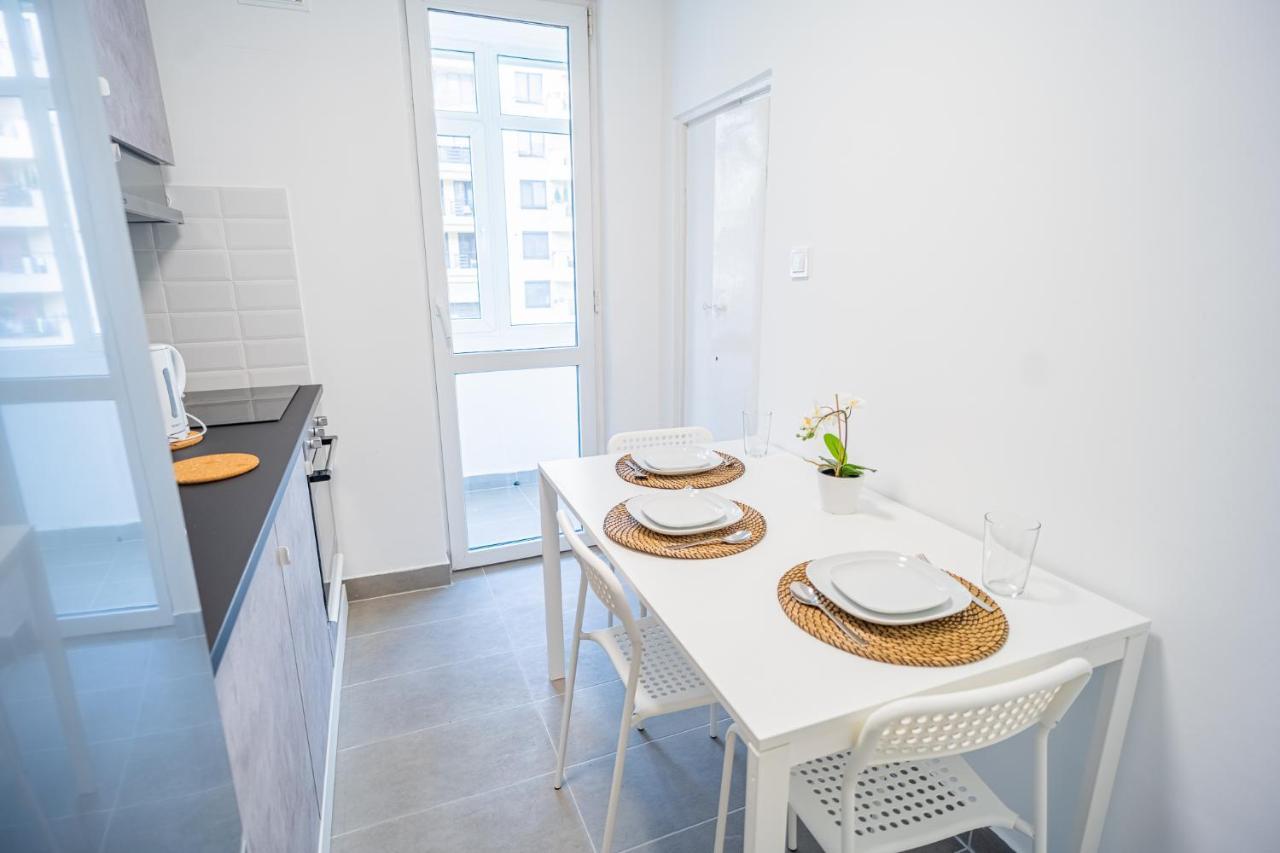 Spacious Newly Renovated 2br With Balcony *