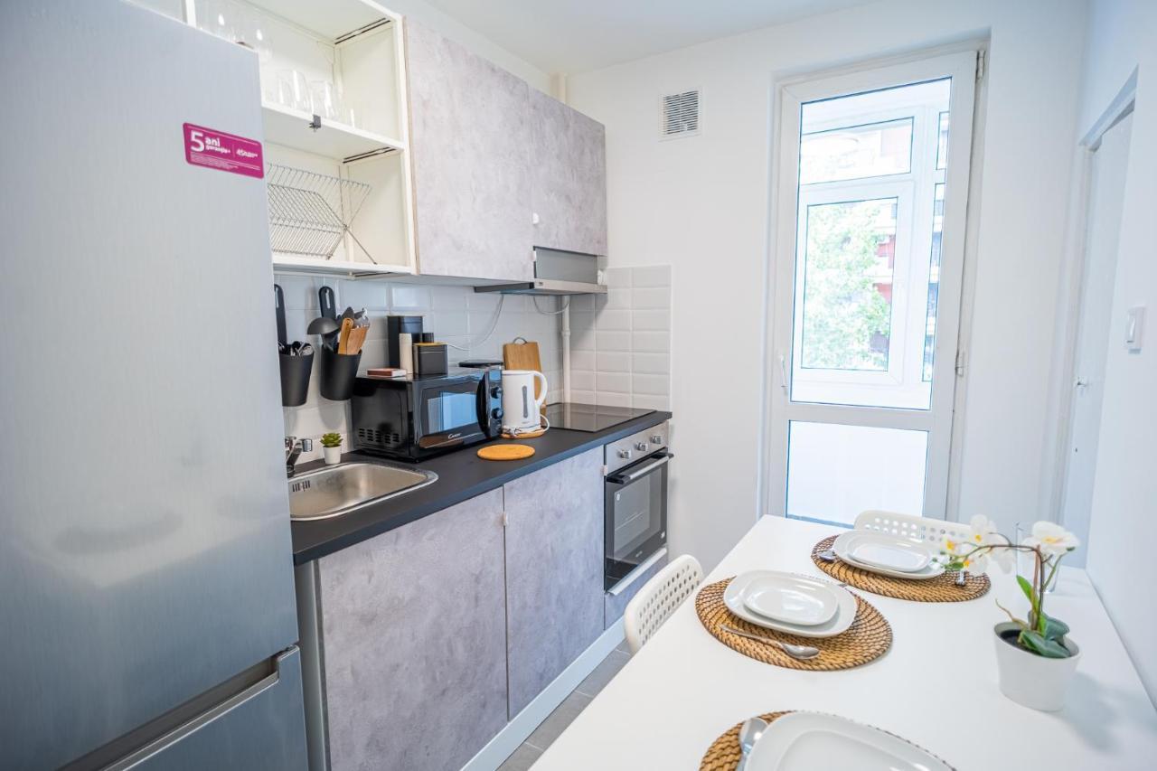 Spacious Newly Renovated 2br With Balcony Apartment